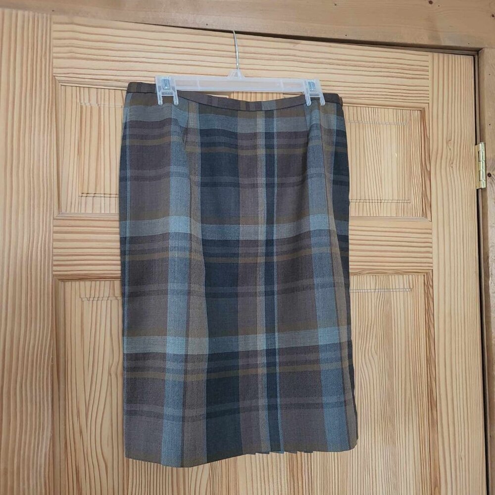 Jones New York Women's wool, blue/brown plaid, back pleated skirt, size 10